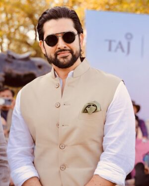 Aftab Shivdasani Instagram - Thank you @vishaalmathur291 for inviting me to witness my first ever Polo match at the prestigious MDM Polo Cup, Jodhpur. It was a wonderful watching this fascinating sport so closely. 
I also had the pleasure of meeting His Highness Gaj Singh ji of Marwar and learning about his love for the sport. 
It was also great watching His Highness Sawai Padmanabh Singh of Jaipur in action and learning about his passion for the sport apart from being a very down to earth person. It was a pleasure meeting you @pachojaipur and @gauravikumari . My best wishes. ✨🐎
