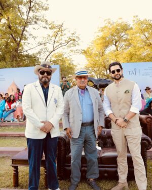 Aftab Shivdasani Instagram - Thank you @vishaalmathur291 for inviting me to witness my first ever Polo match at the prestigious MDM Polo Cup, Jodhpur. It was a wonderful watching this fascinating sport so closely. 
I also had the pleasure of meeting His Highness Gaj Singh ji of Marwar and learning about his love for the sport. 
It was also great watching His Highness Sawai Padmanabh Singh of Jaipur in action and learning about his passion for the sport apart from being a very down to earth person. It was a pleasure meeting you @pachojaipur and @gauravikumari . My best wishes. ✨🐎