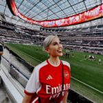 Agnez Mo Instagram - Monday evening well spent!! @arsenal 😎💃🏻 Plus, my boyfriend is a FANATIC Arsenal fan 😁 (Im still a loyal @leomessi ‘s fan tho) #AGNEZMO SoFi Stadium