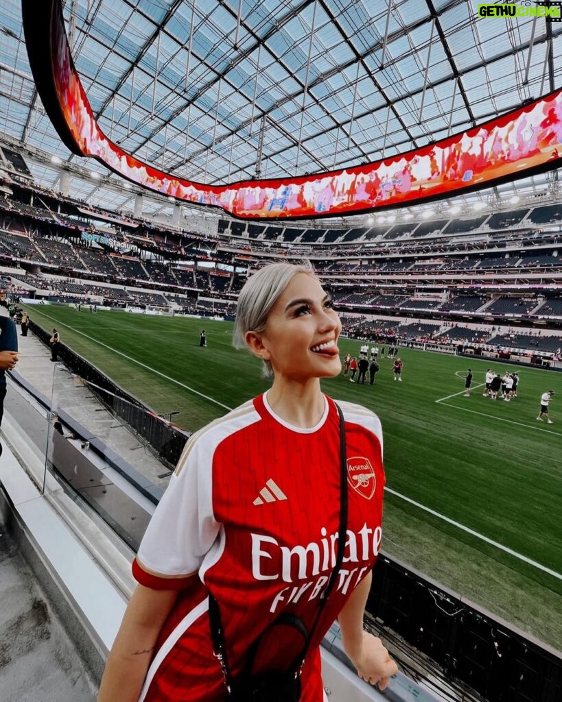 Agnez Mo Instagram - Monday evening well spent!! @arsenal 😎💃🏻 Plus, my boyfriend is a FANATIC Arsenal fan 😁 (Im still a loyal @leomessi ‘s fan tho) #AGNEZMO SoFi Stadium
