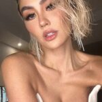 Agnez Mo Instagram - Sometimes i put on make up and play dress up 🤍 #AGNEZMO