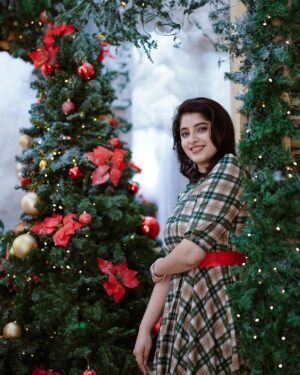 Aima Rosmy Sebastian Instagram - 🎄Simply having a wonderful Christmastime 🎄

Click by @midhun.mohan_ 📸

Attire @riti_boutique 👗