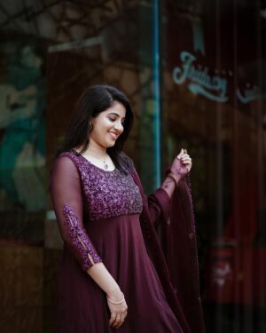 Aima Rosmy Sebastian Instagram - Elegance in every stitch: Presenting ‘Cranberry,’ a rich burgundy Salwar by Tazzels3. Unleash the beauty of deep hues.

@tazzels3 👗
@midhun.mohan_ 📸