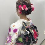 Aina Fukumoto Instagram - 毎年恒例の『新春！よしもと大爆笑2024』の収録でした☺️✨ 今回も八方師匠と八光さんとご一緒にMC務めさせてもらいました🥳 白地にピンクでハートも入ってるドンピシャでタイプすぎるお着物着させていただいたんです🥺🩷🩷🩷 可愛い🥺嬉しい🥺🫶🏽 2024年1月1日20時からサンテレビで放送なので新年1発目はお笑いで大笑いしてください😎✨ こんな可愛いお着物着させてもうてて毎年楽しみにしてる収録やのに、久しぶりに声飛んでしまって🤦🏽‍♀️聞き取りにくくて申し訳なかったです😭あいなの声どこいった？🥹早く声帰ってきてーーー🥹 OA見てもびっくりしないでください。笑 #新春よしもと大爆笑2024 #サンテレビ #1月1日 #年明け #お正月 #放送 #大阪 #なんば #漫才劇場 #よしもと漫才劇場 #よしもと #お笑い #コント #対決 #盛りだくさん #🩷
