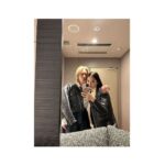 Akari Takaishi Instagram - 本日のビジュ爆発衣装Part1。 ライダースジャケットが最高でした。 伊澤さん、いつにも増してかっこ良すぎませんか。 水石さんと3人でギャルピ✌️ styling @hiroakiyama