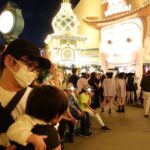 Akina Minami Instagram - ディズニーシーで息子くんが1番テンション上がっていたのはトイ・ストーリー・マニア！👦🏻✨ 乗ってはいなくて、雰囲気を楽しみにだけ行ったんだけど大きなウッディをずっと『なんだあれ…😳✨』と見てました🤭 『抱っこ紐でパークまわったんですか⁈』 とコメントがありましたが💡 基本移動はベビーカーでした✨ アトラクションに並ぶ時や移動の所々抱っこ紐だったよ☺️ 普段のお散歩とかも抱っこ紐よりベビーカー👦🏻 #disney #東京ディズニーシー