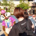 Akina Minami Instagram - 10月に息子くんディズニーシーデビュー✨ （TDLは5月にデビュー🎈） パーク入ったらすぐにデールに会えたよ✨ 手を振ってたら息子くんに気づいてくれて、写真撮ってくれました😍 そして息子くんのアトラクションデビューはシンドバッド・ストーリーブック・ヴォヤッジでした☺️ 嵐のシーンは少し暗いのと、大きな音がするから大丈夫かな…と思っていたけど興味津々で周りをキョロキョロ👦🏻✨ 楽しそうでよかった☺️ #disney #東京ディズニーシー