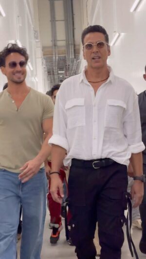 Akshay Kumar Instagram - Always fun catching up with my Chote Miyan, @tigerjackieshroff ,be it for Umang, volleyball or #BadeMiyanChoteMiyan 😁 In theatres this #Eid2024