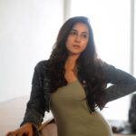 Akshaya hariharan Instagram - When all else fails - wear denim📸 - @irst_photography 💄 - @mild.tones @shastika_bridal_artistry 📍- @yes_studios_