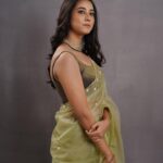 Akshaya hariharan Instagram - Some more blush please✨ Team - @reenapaiva @venki_hairstylist @dxgphotographer @okjthejewellerystore