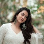 Akshaya hariharan Instagram - பல குழிகள் கடந்து வலி நடந்து நடந்து மனம் விழியில் விழுந்து விடுமே🕊️