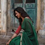 Akshaya hariharan Instagram - அலைபாயுதே💚 Cant get enough of this classic saree @studio_thari Captured by - @sat_narain Mua - @shan.s.2017 Jewels - @ishhaara