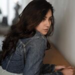 Akshaya hariharan Instagram - When all else fails - wear denim📸 - @irst_photography 💄 - @mild.tones @shastika_bridal_artistry 📍- @yes_studios_