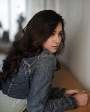 Akshaya hariharan Instagram - When all else fails - wear denim📸 - @irst_photography 💄 - @mild.tones @shastika_bridal_artistry 📍- @yes_studios_