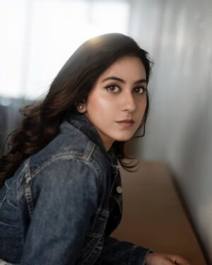 Akshaya hariharan Instagram - When all else fails - wear denim📸 - @irst_photography 💄 - @mild.tones @shastika_bridal_artistry 📍- @yes_studios_