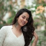 Akshaya hariharan Instagram - பல குழிகள் கடந்து வலி நடந்து நடந்து மனம் விழியில் விழுந்து விடுமே🕊️
