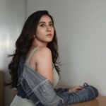 Akshaya hariharan Instagram - My mind & me 🫶🏻 📸 - @irst_photography 💄 - @mild.tones @shastika_bridal_artistry 📍- @yes_studios_