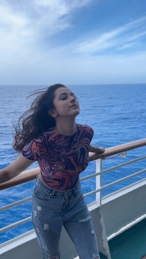 Akshaya hariharan Instagram - Meet me where the sun sets 🌅 @cordeliacruises