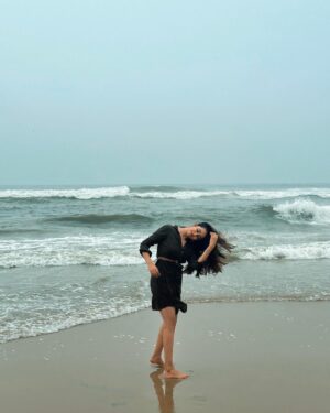 Akshaya hariharan Instagram - One wave at a time🩶