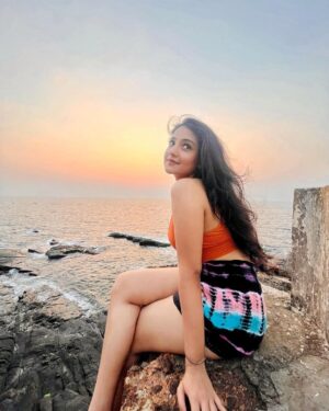 Akshita Mudgal Instagram - Cheers to endless horizons and golden skies .💫☀️

Earrings- @studio_payalmore 

#sunset #goldenhour #sky #love