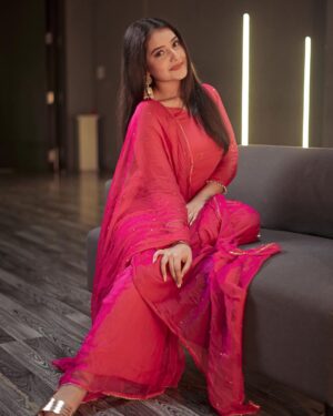 Akshita Mudgal Instagram - No outfit can beat the elegance level of a salwar suit🌺

📸- @vickykulkarni_official