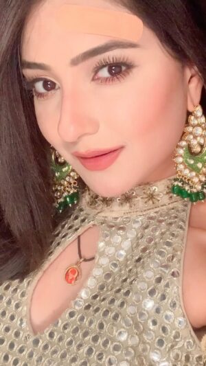 Akshita Mudgal Instagram - Baaki Jahaan Hai Begana☘️