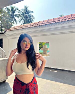 Akshita Mudgal Instagram - Grow through what you go through.🧚‍♀️

#picoftheday #post #postoftheday #sunnyday