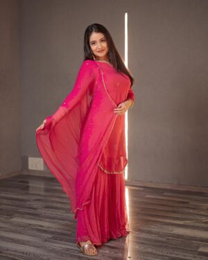 Akshita Mudgal Instagram - No outfit can beat the elegance level of a salwar suit🌺

📸- @vickykulkarni_official