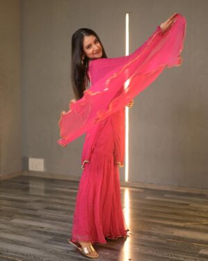 Akshita Mudgal Instagram - No outfit can beat the elegance level of a salwar suit🌺

📸- @vickykulkarni_official