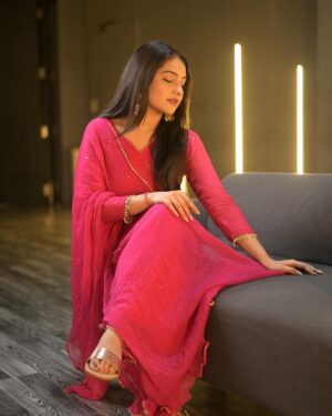 Akshita Mudgal Instagram - No outfit can beat the elegance level of a salwar suit🌺

📸- @vickykulkarni_official