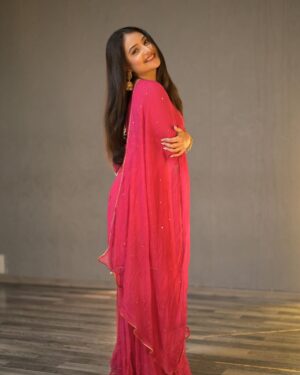 Akshita Mudgal Instagram - No outfit can beat the elegance level of a salwar suit🌺

📸- @vickykulkarni_official