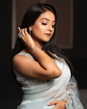 Akshita Mudgal Instagram - Just Saree Vibes.💙

Styling and Concept by: @styling.your.soul 
Saree by: @lavanyathelabel
Jewellery: @style.onrent
Footwear: @stylestryofficial
HMUA: @mua_shraddhanand
Photography : @van_photography
Location📍: @ac0studios
Managed By : @sumitpuriya @beamoreentertainment