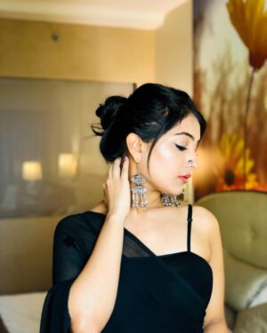 Akshita Mudgal Instagram - Agar mila lein nazrein aapse, toh behak jayenge aap,

Agar gira dein zulfein aap par, toh mehak jayenge aap,

Rahiyega thoda door hi humse,

Agar dekh liya palat kar humne, toh phisal jayenge aap. 🖤