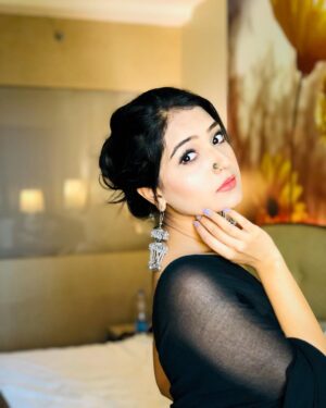 Akshita Mudgal Instagram - Agar mila lein nazrein aapse, toh behak jayenge aap,

Agar gira dein zulfein aap par, toh mehak jayenge aap,

Rahiyega thoda door hi humse,

Agar dekh liya palat kar humne, toh phisal jayenge aap. 🖤