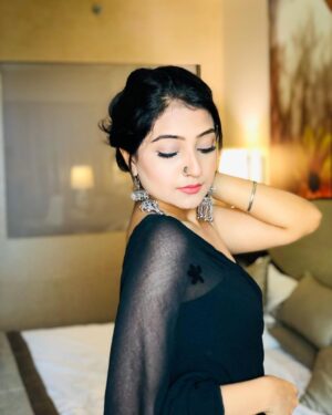 Akshita Mudgal Instagram - Agar mila lein nazrein aapse, toh behak jayenge aap,

Agar gira dein zulfein aap par, toh mehak jayenge aap,

Rahiyega thoda door hi humse,

Agar dekh liya palat kar humne, toh phisal jayenge aap. 🖤