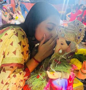 Akshita Mudgal Instagram - Ganpati Bappa Moriya♥️🙏

Pc :- @ilalitchoudharyy 
Wearing :- @alkas_clothing