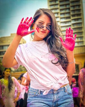 Akshita Mudgal Instagram - Happy Holi🌈 

📸- @iamripraj 
Earrings- @studio_payalmore