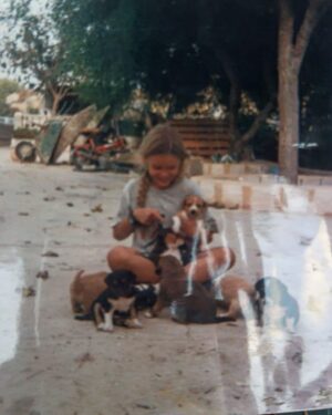Alba Reig Instagram - Me enviaron hace poquito esta foto y tenía que publicarla 💜
Quienes me conocen saben que sigo siendo igual que aquella niña rodeada de animalillos 😌