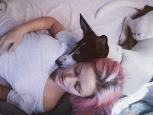 Alba Reig Instagram - Es un zalamero y ya está 💜

#manué #amorperruno 
#dogsofinstagram