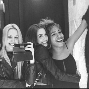 Alba Reig Instagram - Esta foto siempre será mi favorita.
Hay noches que se quedan para nosotras y esta fue una de ellas. Cómo os quiero!!
Mi loquita @tamysweetc sabes que siempre estaré ahí. Muchos besitos y en nada estamos celebrando 🤫