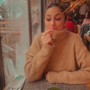 Alba Reig Instagram - Despidiendo y empezando el año a base de fado, bacalao y viño verde. 
Camino a este 2023 repletito de nuevos propositos.
@mariapelaemusica