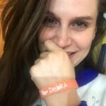 Alejandra Araya Instagram - Desde Diciembre del 2017, soy socia activa de la fundacion DEBRA, una fundacion que trabaja con niños y jóvenes con Piel de Cristal. Los tratamientos son largos y costosos pero el avance de ellos es el objetivo. Les comparto esta sencilla forma de apoyar: Pulseras a $1000 pesos. Busca los puntos de venta en www.queayudarseamoda.cl y “vive la magia de ayudar" #queayudarseamoda