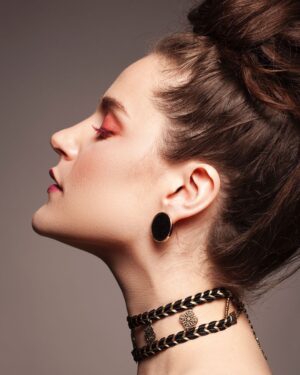 Alejandra Araya Instagram - Tu esencia es lo que importa. 
Maquillaje @manumakeupok 
Fotografia @elhorus 
Collar de mi querida @prismabazar