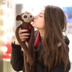 Alejandra Araya Instagram - Conoci esta bella iniciativa a través de la TV y hoy estuvo en Mega. @junglestudio_ En nuestro país se diagnostican 500 nuevos casos de cáncer infantil cada año y para ayudar a que esta realidad sea más llevadera, hay 1500 simios que están a la espera de abrazar a algún niño que esté pasando por quimioterapia. !No te quedes fuera! Conoce mas de esta iniciativa y haz tu aporte (todo suma) en www.alaquimioconmisimio.cl y acompaña a un niño con cáncer.