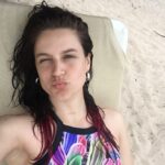 Alejandra Araya Instagram - Cuando estas sola, te tomas fotos sola! Hermosa semana para todos 🖤🌎