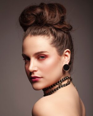 Alejandra Araya Instagram - Tu esencia es lo que importa. 
Maquillaje @manumakeupok 
Fotografia @elhorus 
Collar de mi querida @prismabazar