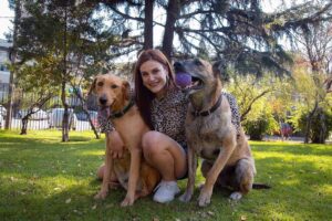 Alejandra Araya Instagram - Los amo TANTO 🖤 🐶🐶
Gracias a la revista @revistagatacolette y a @mariettasanti por la invitación y entrevista, y gracias a  @soyvertebra por su bello trabajo  fotográfico.
Pronto, por las redes de bibliometro, algunas librerías de stgo y Petshop.
@fundsantiteatrodanza
@fundacion_adopta
