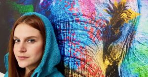 Alejandra Araya Instagram - Trato de camuflarme en el único espacio de naturaleza en casa. 
La extraño MAL! 🌍
Los abrazo 🐘