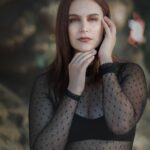 Alejandra Araya Instagram - Gracias a @lamaquina.medio Por su trabajo en apoyo a la cultura chilena. Gracias también, por esta entrevista que los invito a leer en el link de su bio: “Mi meta como actriz es un secreto que comparto con mi almohada solamente”. 🗞️ Sesión "Alma Oscura" : @lamaquina.medio y @cordilleraagencia 📸 Fotógrafos: @celis.photo_ y @domi_149km 💅 Make Up: @almendrabluefx ✍️ Entrevista: @kika.avsolomovich
