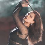 Alejandra Araya Instagram - Gracias a @lamaquina.medio Por su trabajo en apoyo a la cultura chilena. Gracias también, por esta entrevista que los invito a leer en el link de su bio: “Mi meta como actriz es un secreto que comparto con mi almohada solamente”. 🗞️ Sesión "Alma Oscura" : @lamaquina.medio y @cordilleraagencia 📸 Fotógrafos: @celis.photo_ y @domi_149km 💅 Make Up: @almendrabluefx ✍️ Entrevista: @kika.avsolomovich